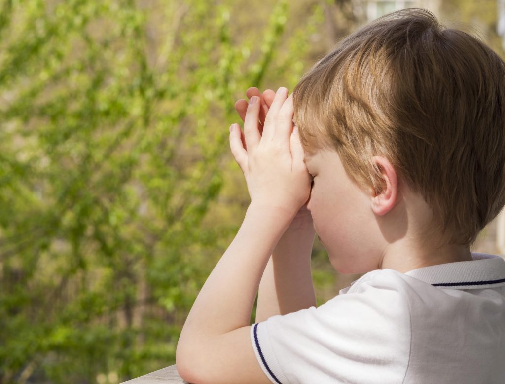 heridas infantiles psicologicas y trauma, niño triste