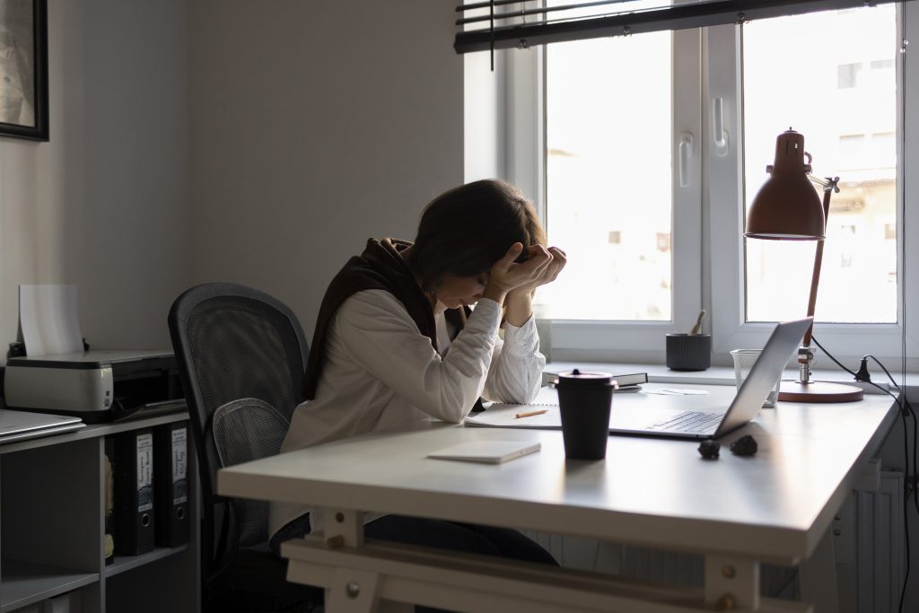 Persona triste en la oficina. Estrategias para manejar el estres o ansiedad